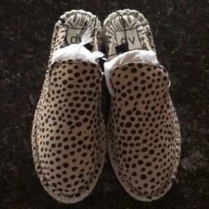 FLASH SALE!! DV size 5 1/2 flat leopard loafers